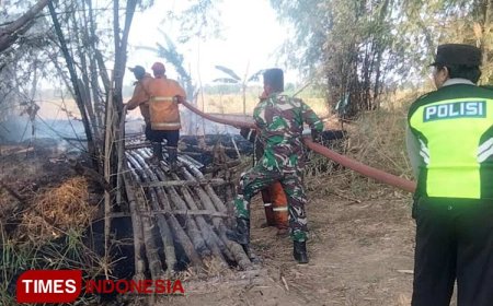 Babinsa Koramil Tlanakan Bersama Petugas Pemadam Kebakaran Padamkan Kebakaran Rumpun Bambu
