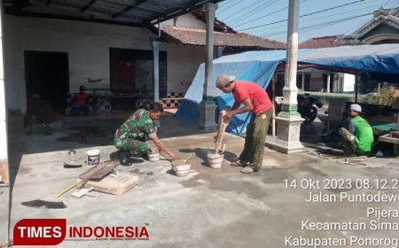 Peduli Kesulitan Warga, Anggota Kodim Ponorogo Bantu Renovasi Rumah