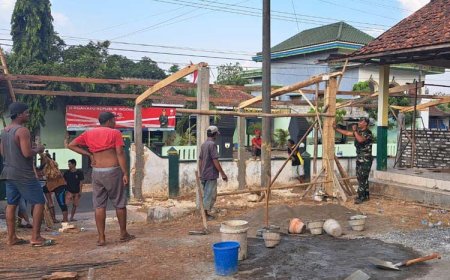 Babinsa Koramil Tragah Bantu Masyarakat Membangun Pendopo di Pemakaman Umum