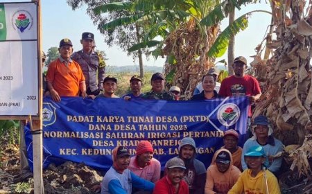 Babinsa dan Warga di Lamongan Bersatu Membangun Saluran Irigasi
