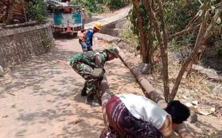 Dandim Situbondo Bangga, Babinsa Koramil Mlandingan Perbaiki Jembatan Darurat Desa Campoan