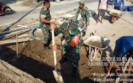 Bina Kegotongroyongan, Babinsa Denok Bersama Warga Karya Bakti Pengecoran Musala
