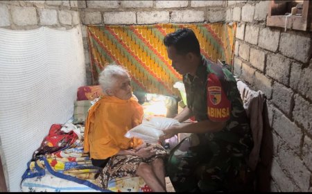 Babinsa Taman Krocok Menyebarkan Kebaikan, Serahkan Bantuan Beras untuk Meringankan Beban Warga