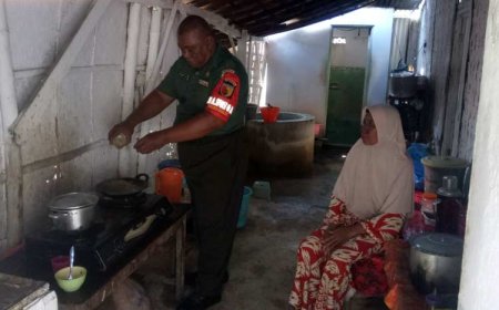 Babinsa Masuk Dapur, Kopka Muhammad Sidi Anggota Koramil 0826-01 Pamekasan Sambangi Warga Kurang Mampu