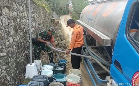 Babinsa Pos Wonotirto Bantu Penyaluran Air Bersih untuk Warga Blitar