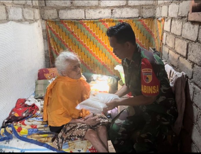 Babinsa Taman Krocok Menyebarkan Kebaikan, Serahkan Bantuan Beras untuk Meringankan Beban Warga