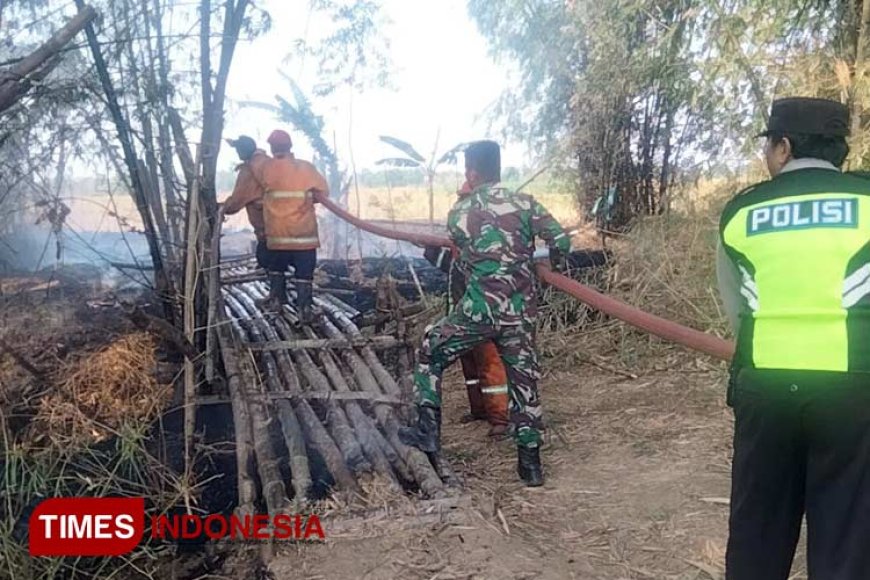 Babinsa Koramil Tlanakan Bersama Petugas Pemadam Kebakaran Padamkan Kebakaran Rumpun Bambu