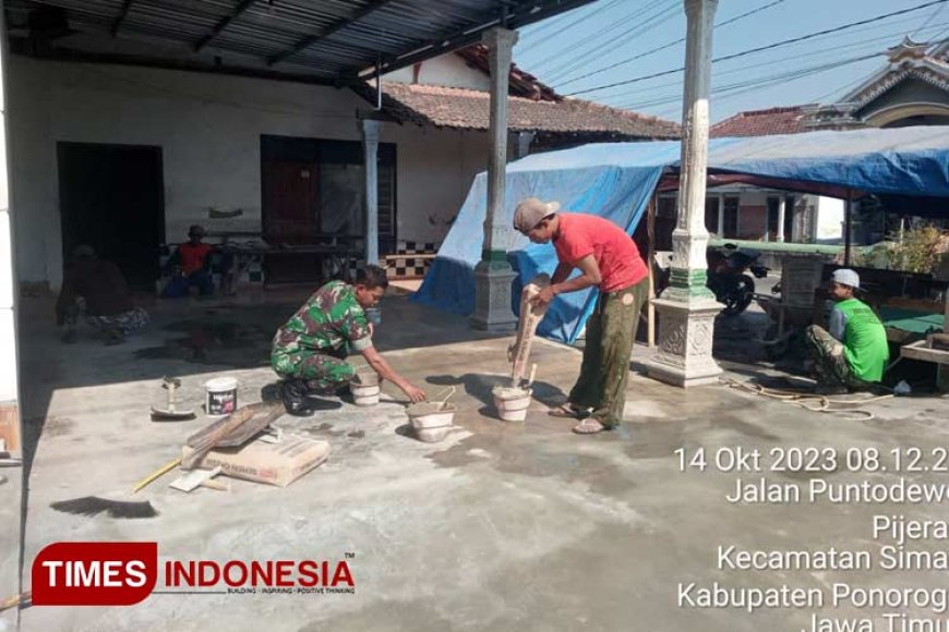 Peduli Kesulitan Warga, Anggota Kodim Ponorogo Bantu Renovasi Rumah