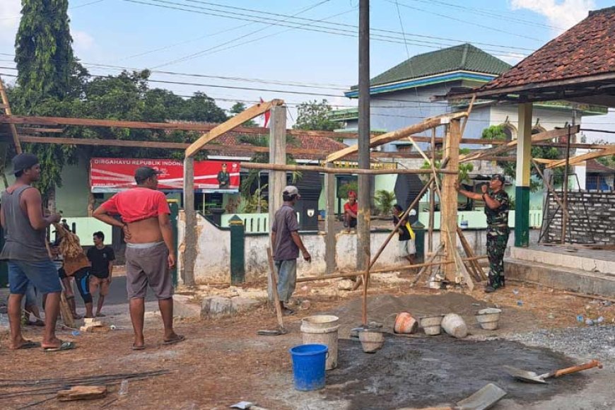 Babinsa Koramil Tragah Bantu Masyarakat Membangun Pendopo di Pemakaman Umum