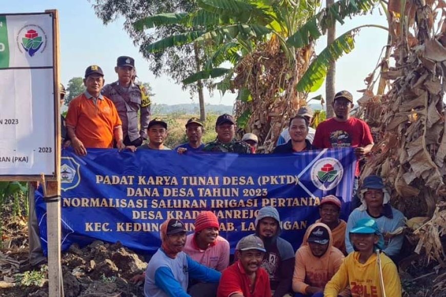 Babinsa dan Warga di Lamongan Bersatu Membangun Saluran Irigasi