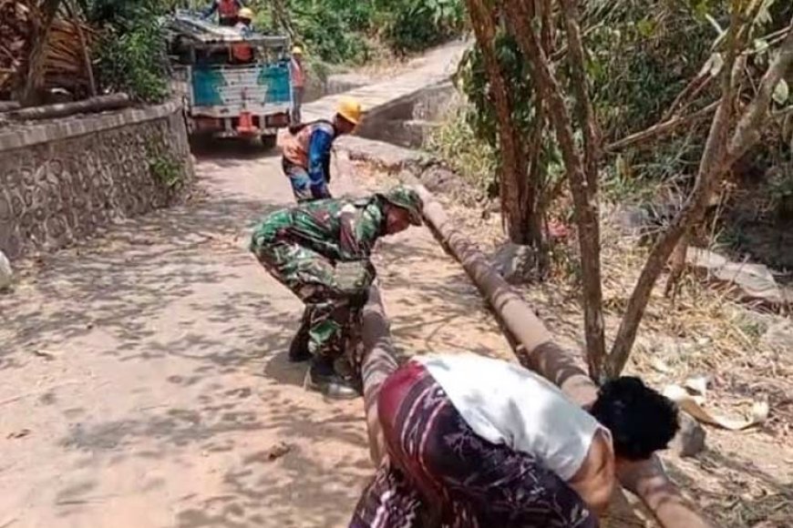 Dandim Situbondo Bangga, Babinsa Koramil Mlandingan Perbaiki Jembatan Darurat Desa Campoan