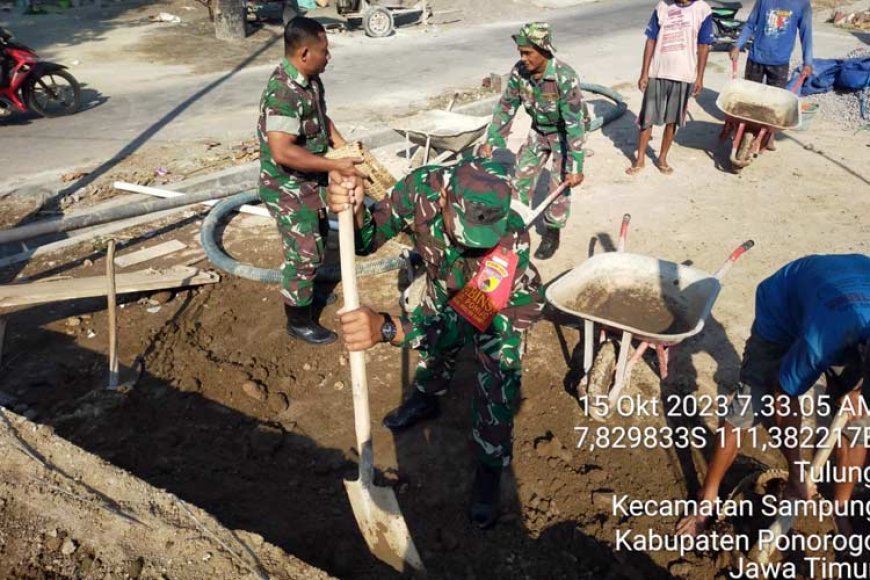 Bina Kegotongroyongan, Babinsa Denok Bersama Warga Karya Bakti Pengecoran Musala