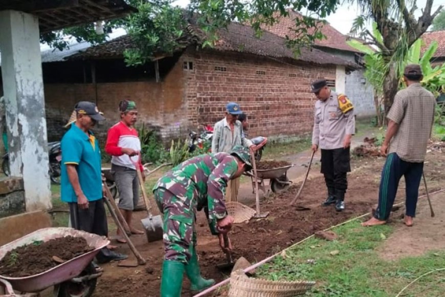 Sertu Juntak Bersama Warga Binaan Kerja Bakti Bersihkan Lingkungan