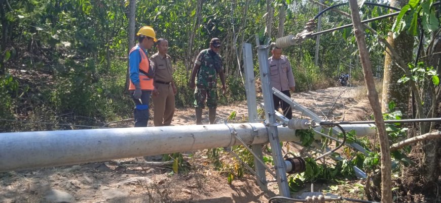 Aksi Babinsa Kopka Ringgo Bantu Evakuasi Tiang Listrik Tumbang