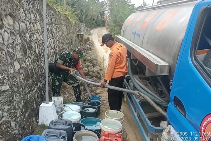 Babinsa Pos Wonotirto Bantu Penyaluran Air Bersih untuk Warga Blitar