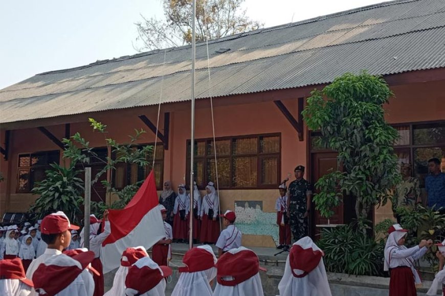 Pelda Johan Arif Setiawan Menginspirasi Generasi Muda Saat Upacara di SDN Waru Barat 7