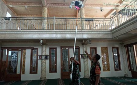 Anggota Koramil 0808/04 Sanankulon, Polsek dan Pengurus Masjid Bersatu Bersihkan Tempat Ibadah