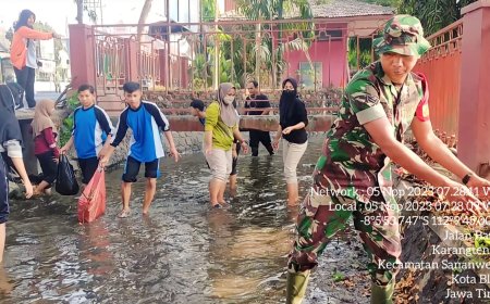 Babinsa Koramil Sananwetan Berjibaku Bersama Warga Bersihkan Sungai