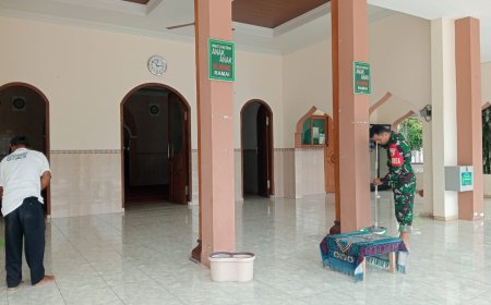 Bersama Warga, Serda Sumardi Kerja Bakti Bersihkan Masjid