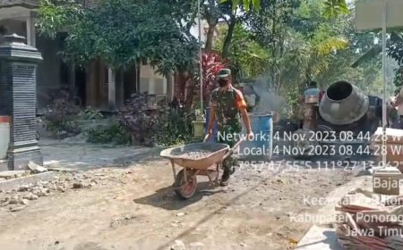Babinsa Kodim 0802/Ponorogo Bantu Perbaiki Infrastruktur Desa