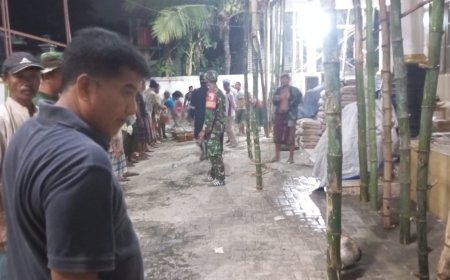 Personel Koramil 0829-03/Kamal Lakukan Karya Bhakti Pengecoran Masjid Nurul Hidayah di Bangkalan