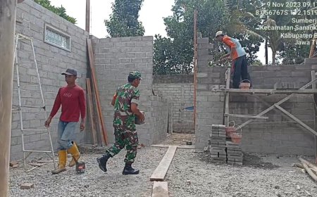 Babinsa Koramil Sanankulon Bantu Rehab Rumah Milik Karmono