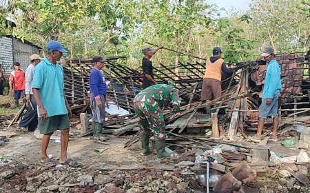 Babinsa di Lamongan Berjibaku Bantu Bersihkan Rumah Warga Terkena Angin Puting Beliung