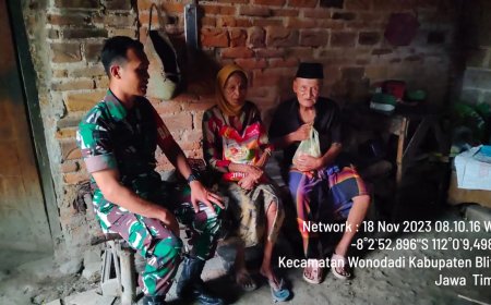 Babinsa di Blitar, Serda Cucuk Hermawan Berbagi Sembako kepada Mbah Muntolip 