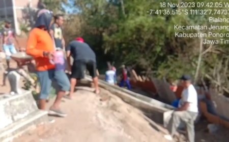 Gotong Royong, Anggota Kodim 0802/Ponorogo dan Warga Cor Tanggul Makam