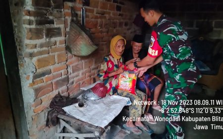 Babinsa di Blitar, Serda Cucuk Hermawan Berbagi Sembako kepada Mbah Muntolip