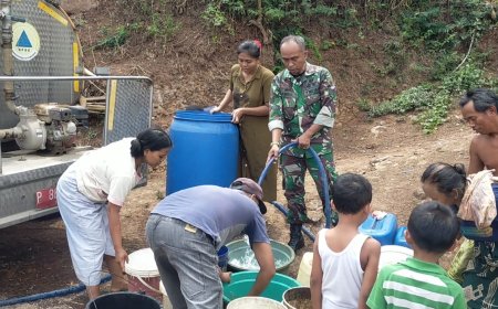 Atasi Kekurangan Air, Babinsa di Situbondo Bantu Pengiriman Bantuan Air Bersih 