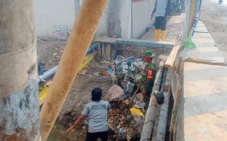 Babinsa Koramil 0823/07 Asembagus dan Masyarakat Gotong Royong Bersihkan Sungai 