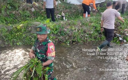 Babinsa Koramil Sananwetan Gotong-royong Bersihkan Sungai