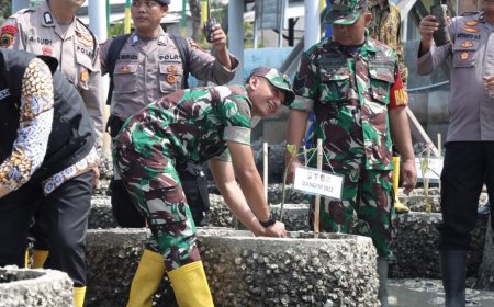 Antisipasi Bencana Tsunami, TNI-Polri dan Pemerintah Lamongan Tanam Mangrove 