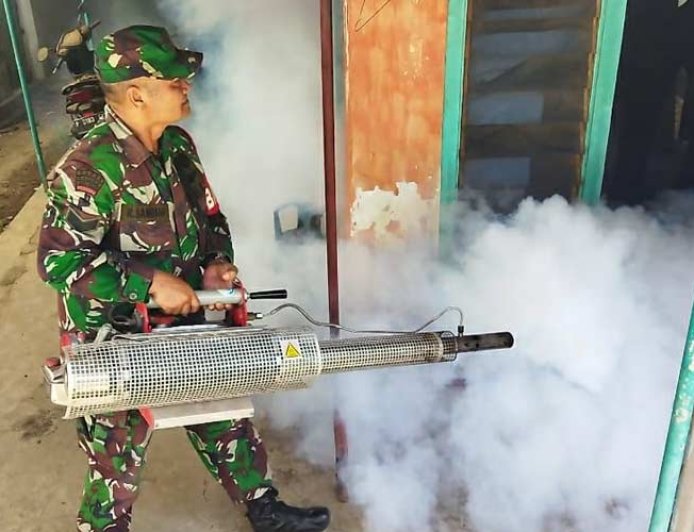 Cegah Penyebaran Demam Berdarah, Babinsa Koramil Jangkar Melaksanakan Foging Lingkungan