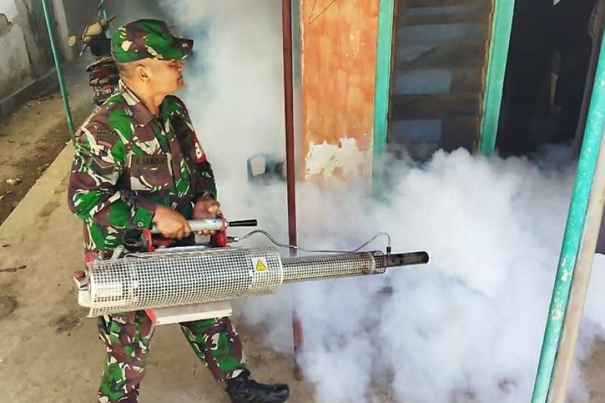 Cegah Penyebaran Demam Berdarah, Babinsa Koramil Jangkar Melaksanakan Foging Lingkungan