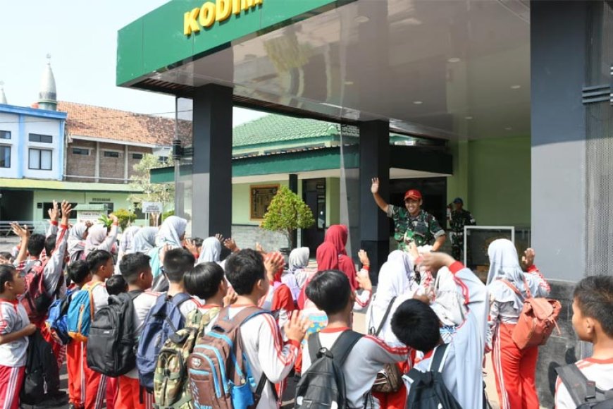 Tumbuhkan Wawasan Kebangsaan Sejak Dini, Siswa SDN Sawuh Kunjungi Kodim 0802/Ponorogo