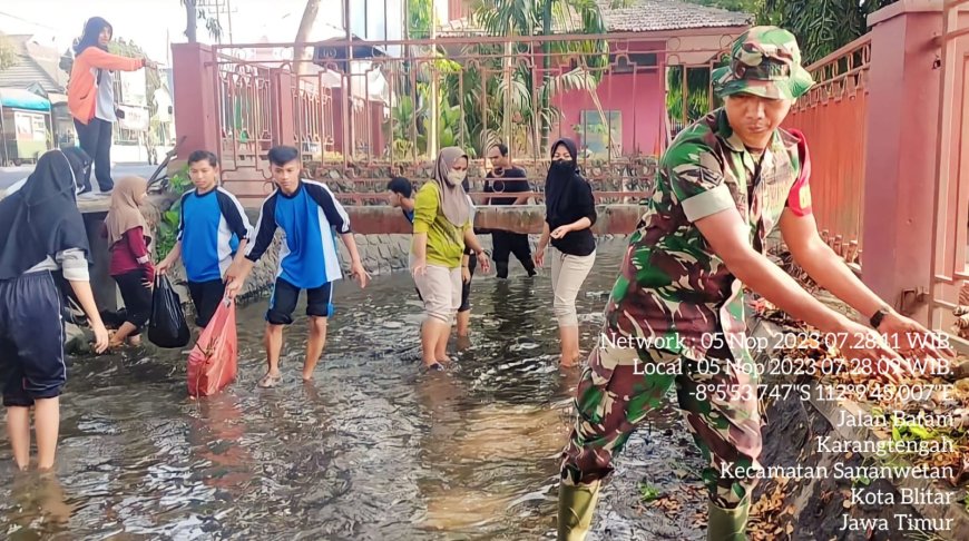 Babinsa Koramil Sananwetan Berjibaku Bersama Warga Bersihkan Sungai