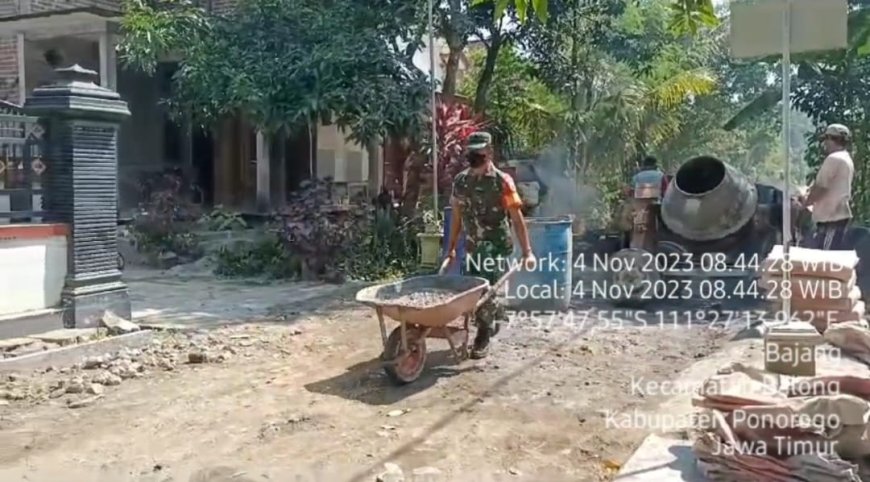 Babinsa Kodim 0802/Ponorogo Bantu Perbaiki Infrastruktur Desa 