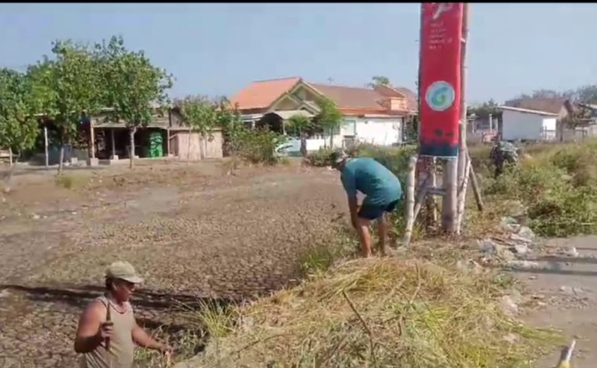 Menjaga Lingkungan Bersih dan Sehat, Anggota Koramil 0823/12 Suboh Ajak Masyarakat Gotong Royong 