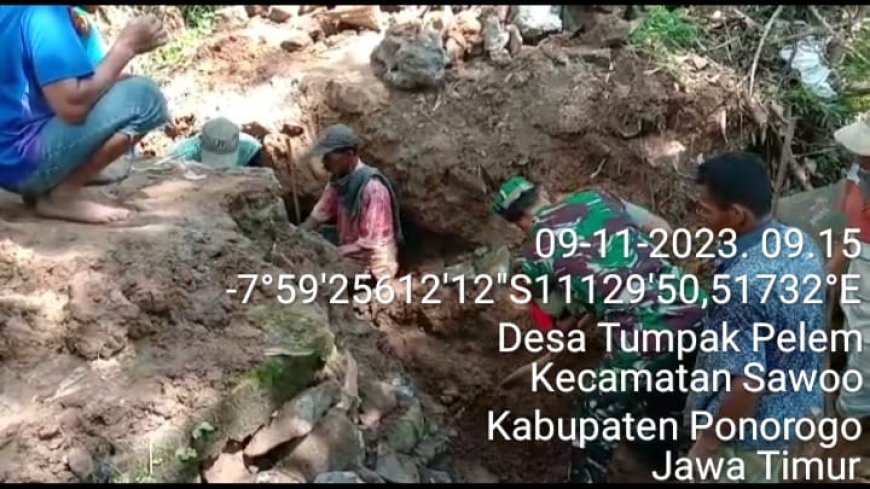 Gotong Royong, Babinsa Kodim 0802/Ponorogo Bantu Warga Pasang Gorong Gorong