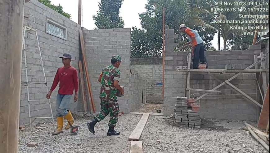 Babinsa Koramil Sanankulon Bantu Rehab Rumah Milik Karmono