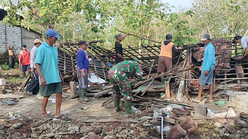 Babinsa di Lamongan Berjibaku Bantu Bersihkan Rumah Warga Terkena Angin Puting Beliung