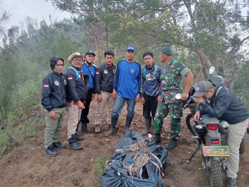 Babinsa Jajaran Kodim 0819 Turut Melakukan Evakuasi Pesawat Tucano yang Jatuh di Pasuruan