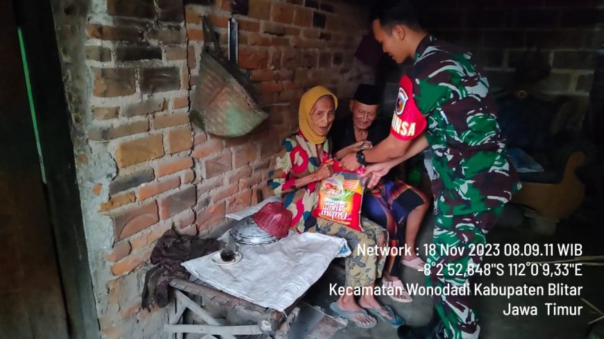 Babinsa di Blitar, Serda Cucuk Hermawan Berbagi Sembako kepada Mbah Muntolip 