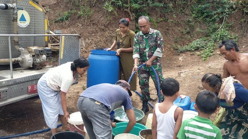 Atasi Kekurangan Air, Babinsa di Situbondo Bantu Pengiriman Bantuan Air Bersih 