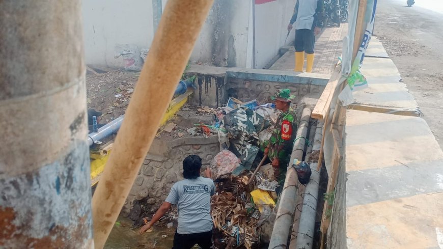 Babinsa Koramil 0823/07 Asembagus dan Masyarakat Gotong Royong Bersihkan Sungai 