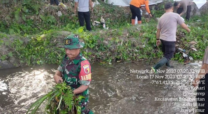 Babinsa Koramil Sananwetan Gotong-royong Bersihkan Sungai