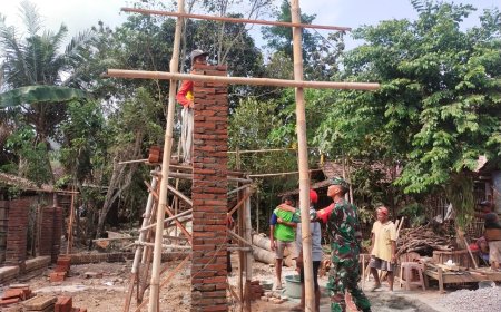 Sertu Bambang bersama Warga Gotong royong Membangun Rumah Warga Kurang Mampu 
