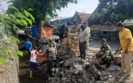 Babinsa Koramil 23/Sukorejo Bersama Warga Bersihkan Saluran Air di Desa Glagahsari